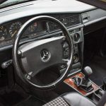 mercedes-190e-2.3-16-kokpit-interior-010