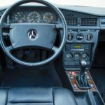 mercedes-190e-2.3-16-kokpit-interior-011